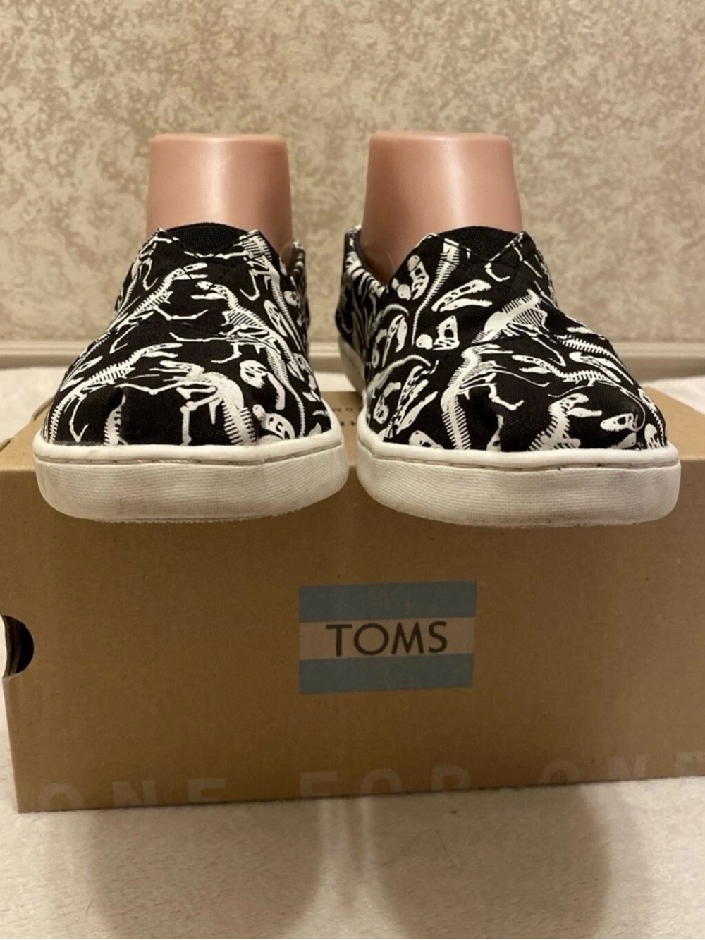 Toms Kids Black & White Glow In The Dark Dinosaur Flats . Women’s Size 6 - Picture 4 of 15